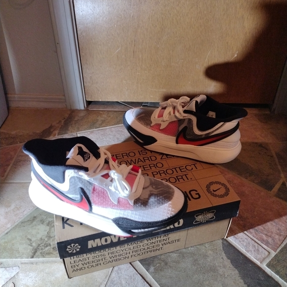 Brand New Nike Kyrie 8 GO (GS) size 5y - Picture 1 of 6